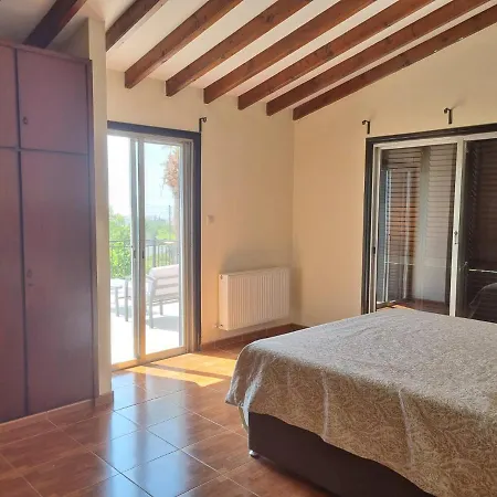 Villa Impeccable 3-bed In - Paphos