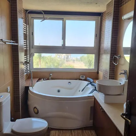 Villa Impeccable 3-bed In - Paphos Tala
